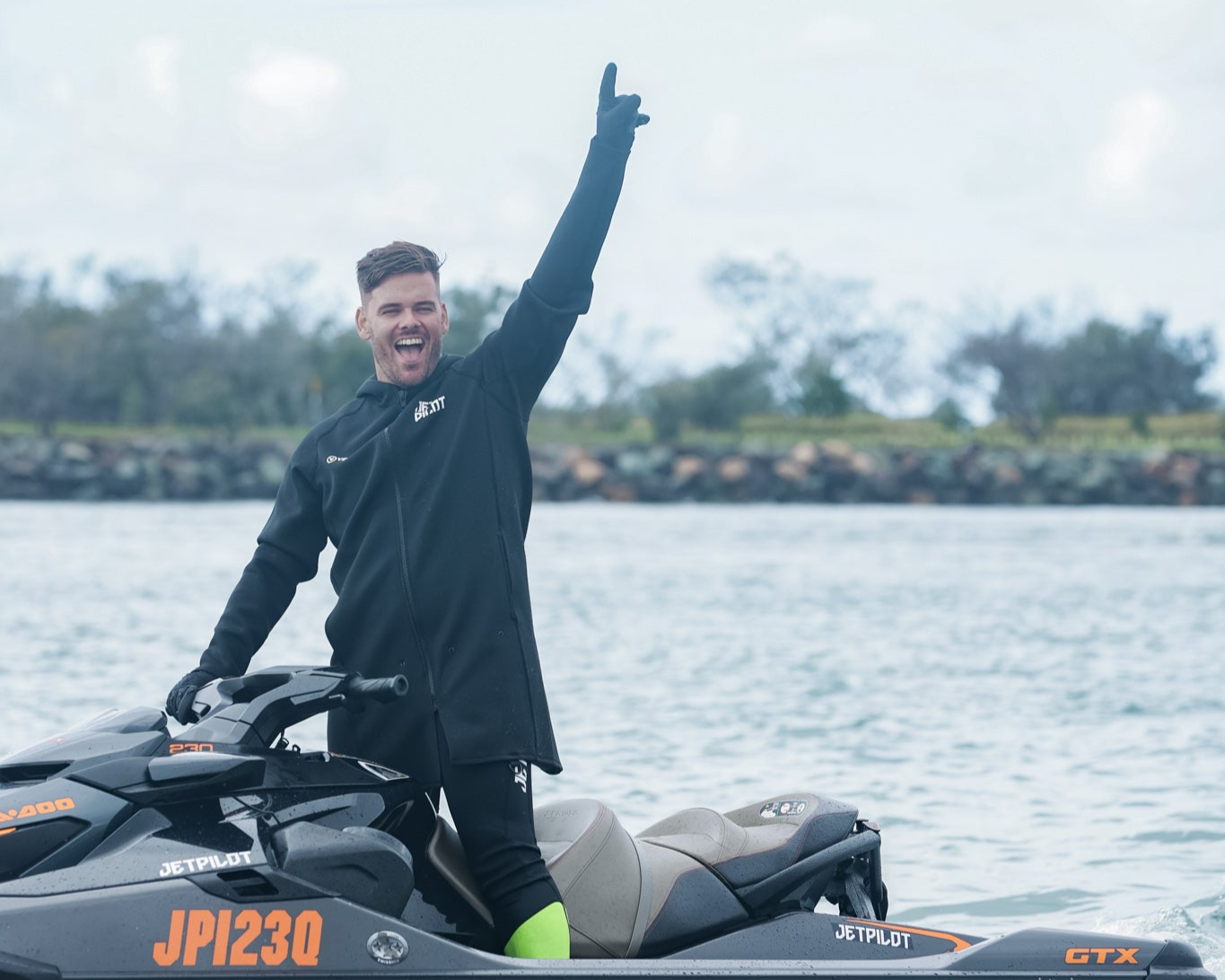 Tour Coat vs Wetsuit Top – Which Blocks Wind Better?
