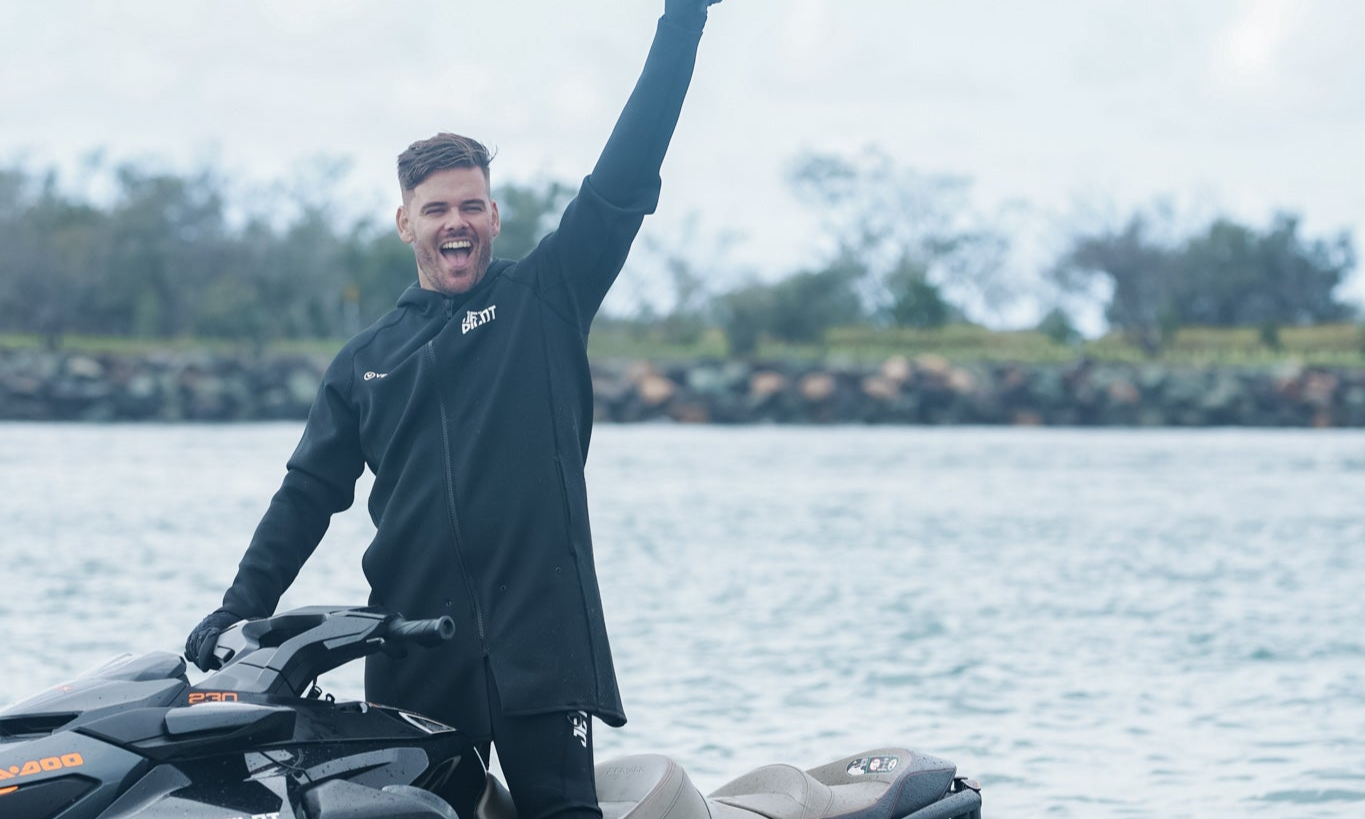 Tour Coat vs Wetsuit Top – Which Blocks Wind Better?