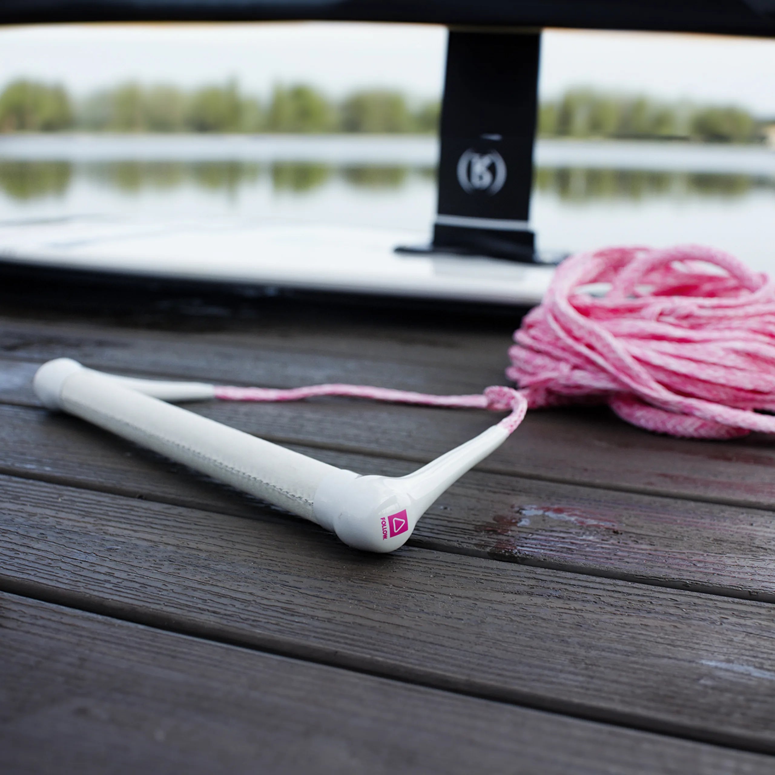 Follow Basic Wakeboard Rope & Handle - Pink - action photo